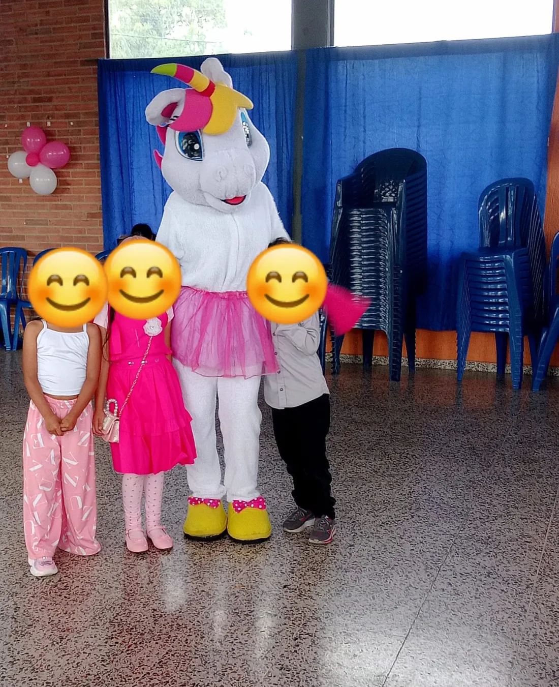 Personaje de unicornio en una fiesta infantil